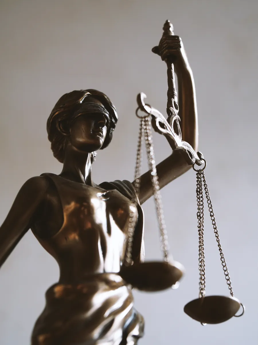 Estátua da Justiça em escritório de advocacia